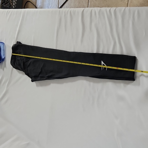 Gymshark Women's Jet Black Athleisure Leggings Size Small logo waist NWT - Picture 4 of 6